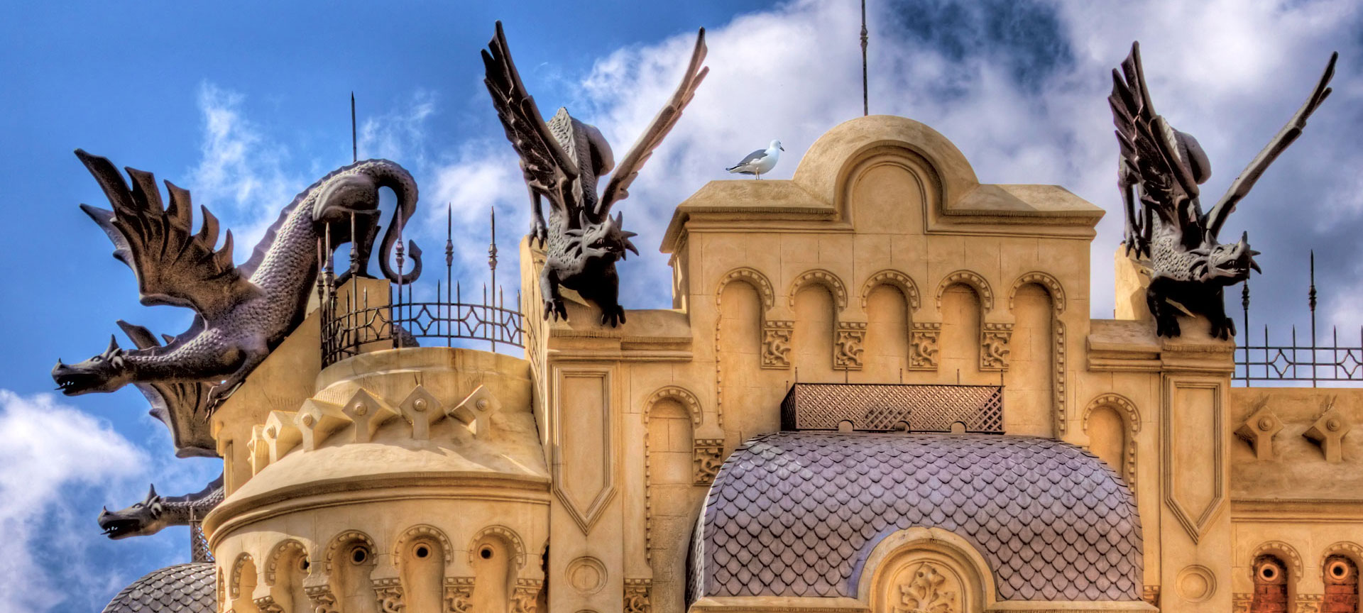 Detalle del tejado de una casa con figuras de dragones, Ceuta Detalle del tejado de una casa con figuras de dragones, Ceuta
