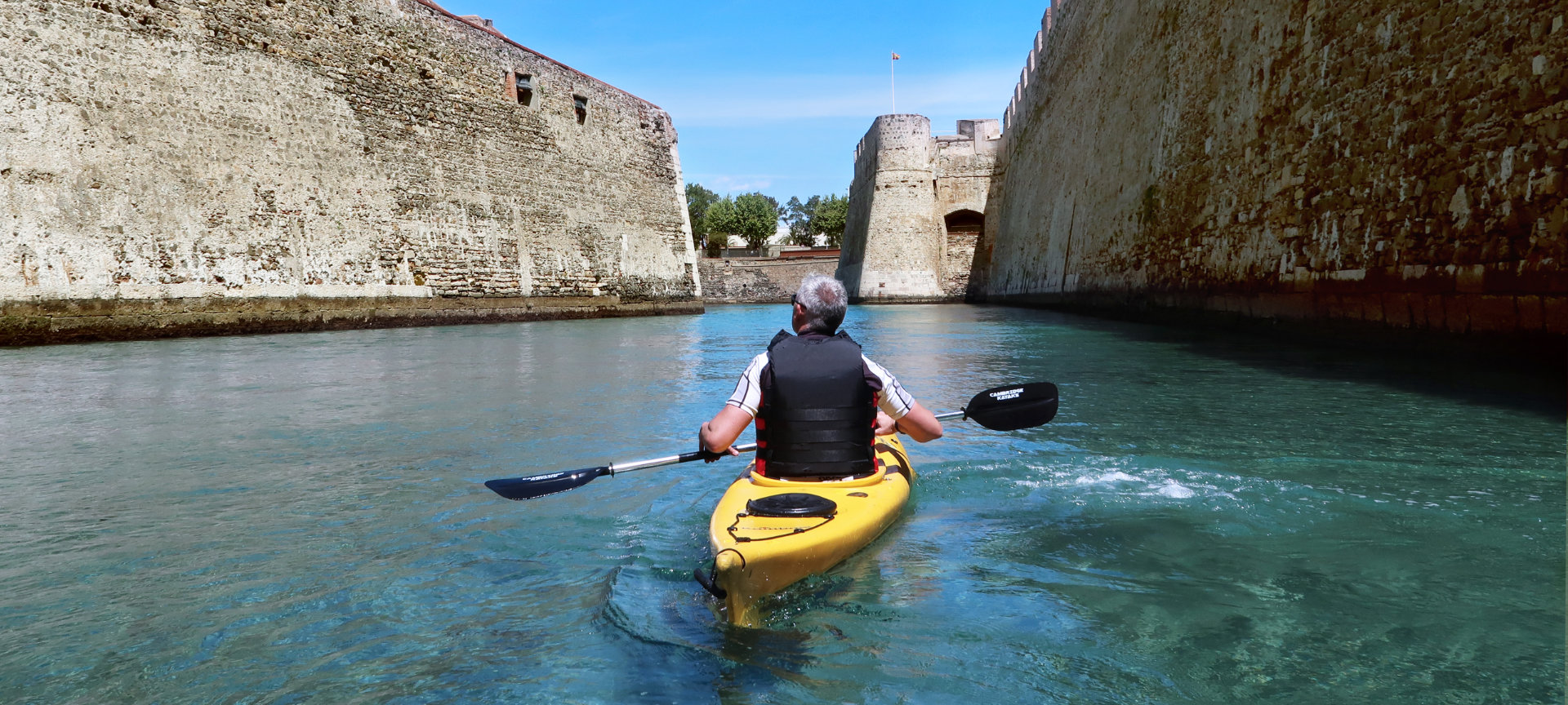 Paseo en kayak en el foso de las Murallas Reales de Ceuta Paseo en kayak en el foso de las Murallas Reales de Ceuta