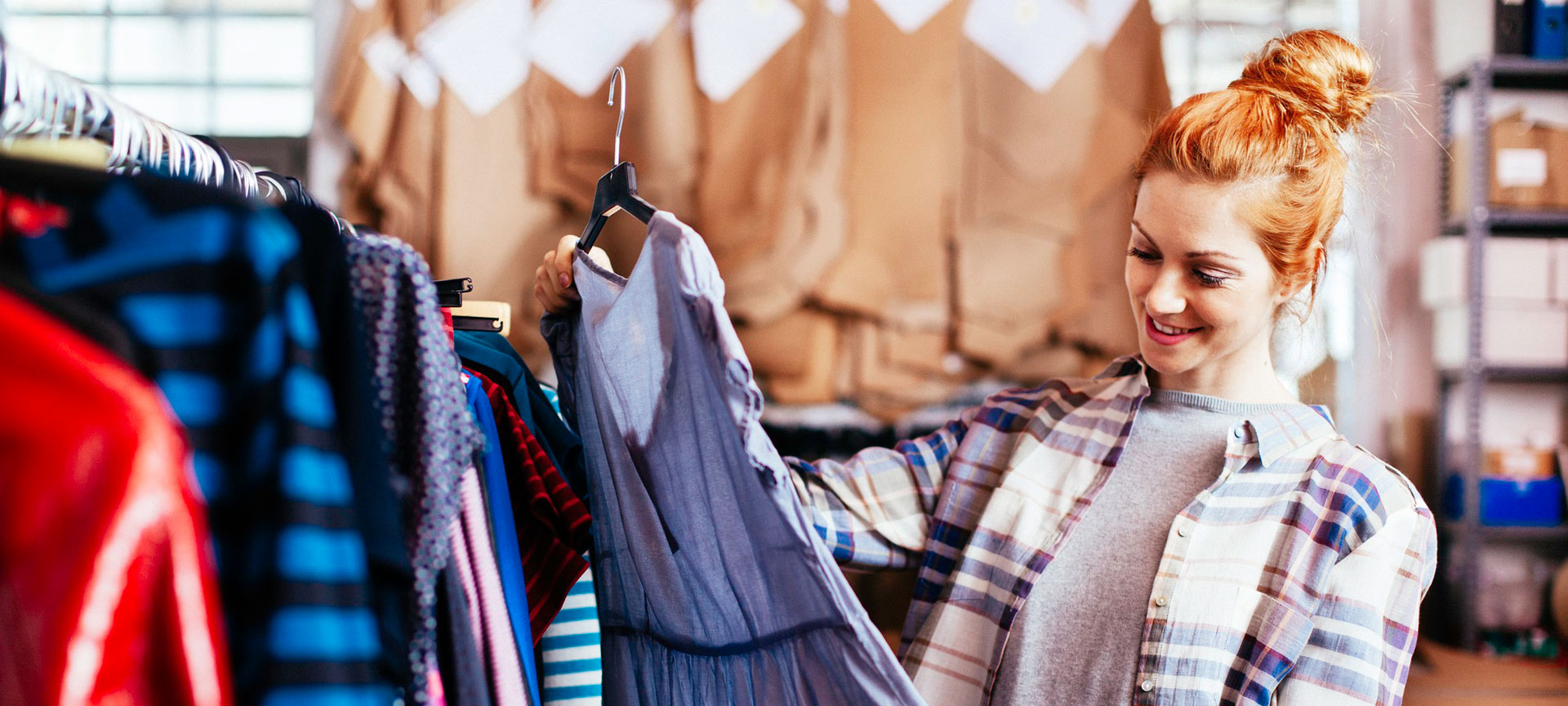Chica de compras mirando un vestido Chica de compras mirando un vestido