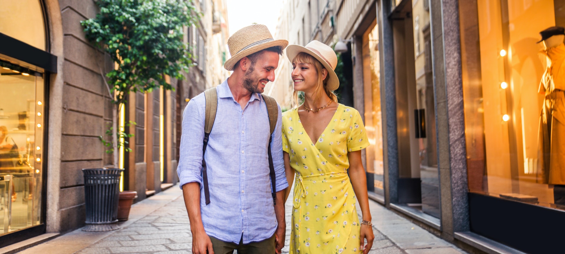Des touristes flânent dans une rue commerciale de Barcelone, Catalogne Des touristes flânent dans une rue commerciale de Barcelone, Catalogne