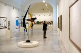Uomo che osserva le opere del Museo Reina Sofía di Madrid