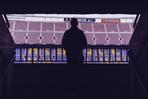 Ein Fan betritt das Stadion Camp Nou in Barcelona