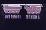Tifoso che entra nello stadio Camp Nou di Barcellona