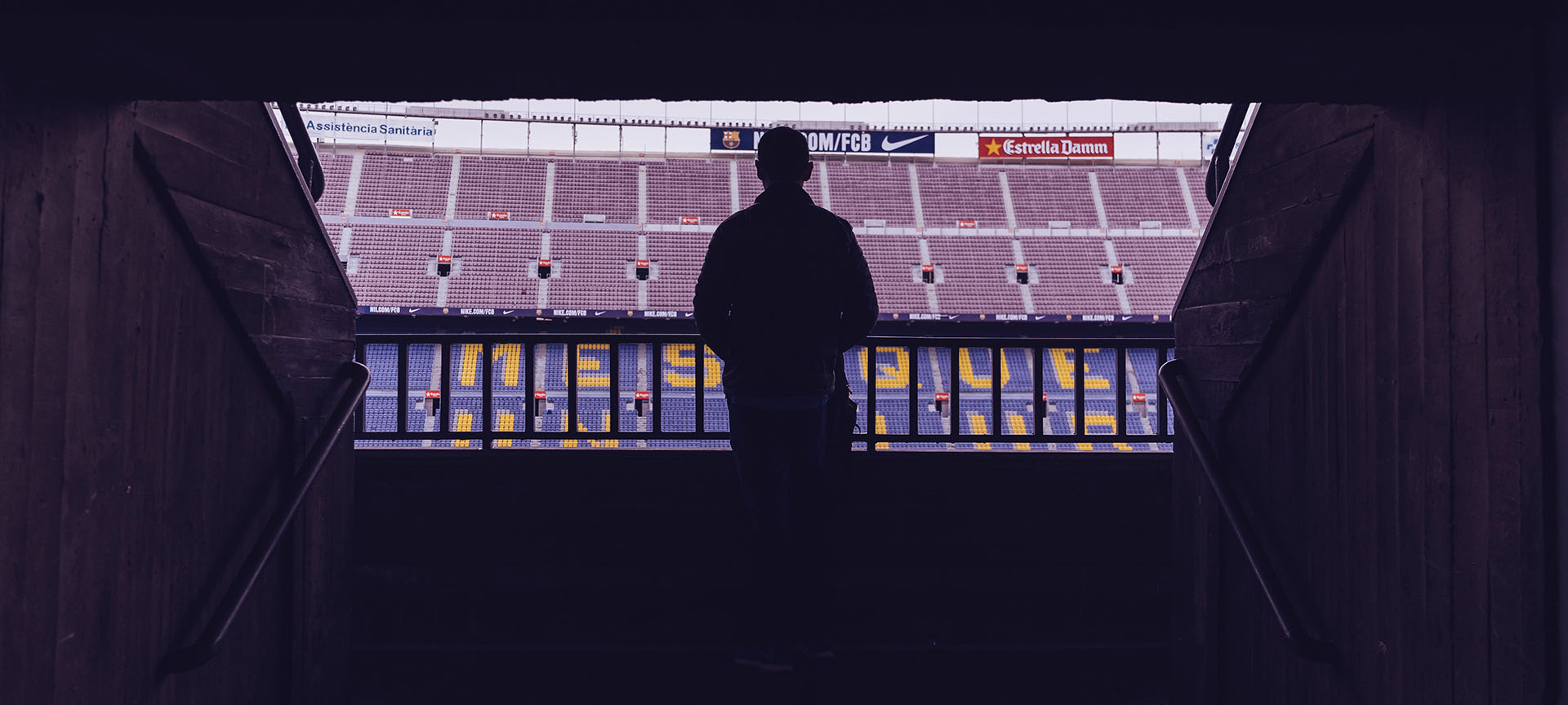 Ein Fan betritt das Stadion Camp Nou in Barcelona Ein Fan betritt das Stadion Camp Nou in Barcelona