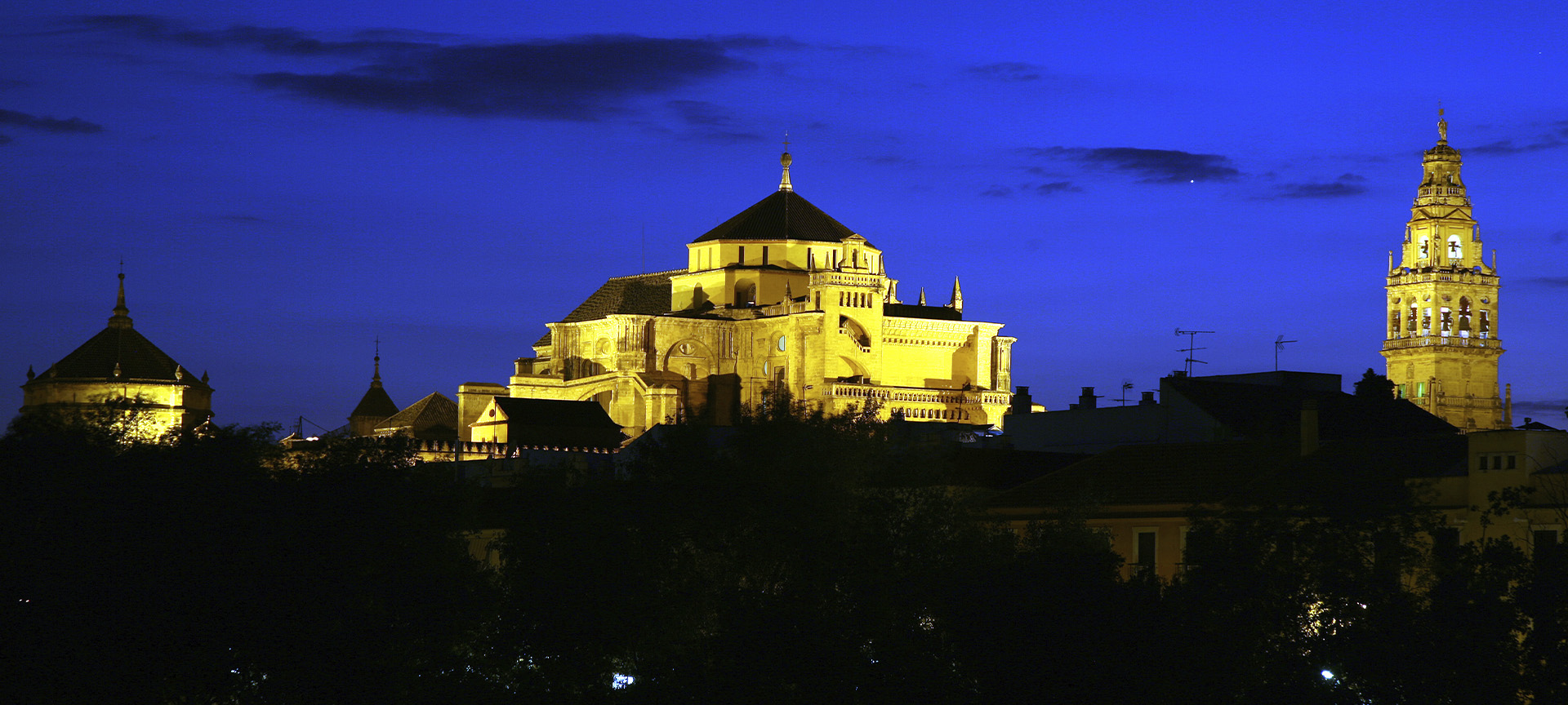La mosquée-cathédrale de Cordoue vue de nuit La mosquée-cathédrale de Cordoue vue de nuit