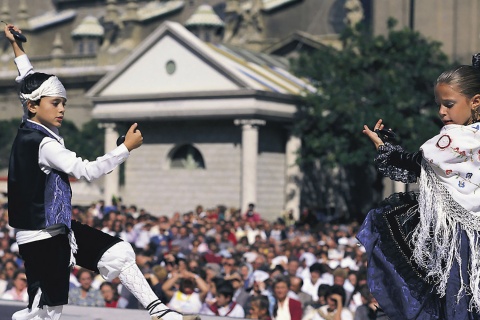 Bailes regionales en las Fiestas del Pilar de Zaragoza