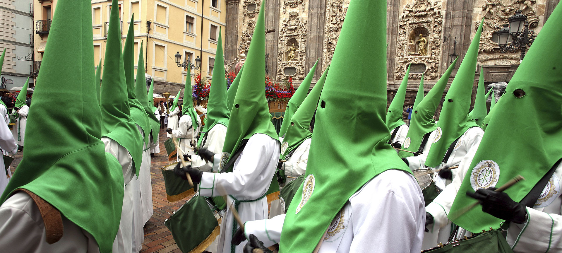 Cofrades e Iglesia de Santa Isabel en la Semana Santa de Zaragoza Cofrades e Iglesia de Santa Isabel en la Semana Santa de Zaragoza