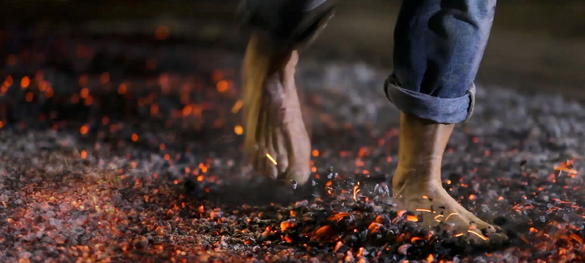 Caminar sobre las brasas es la tradición en la fiesta del Paso del fuego de San Pedro Manrique, en Soria (Castilla y León) Caminar sobre las brasas es la tradición en la fiesta del Paso del fuego de San Pedro Manrique, en Soria (Castilla y León)