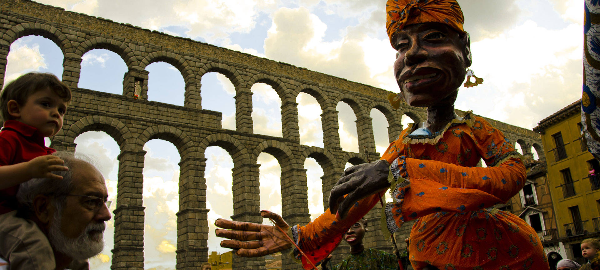 Un edición pasada de Titirimundi, frente al acueducto de Segovia Un edición pasada de Titirimundi, frente al acueducto de Segovia