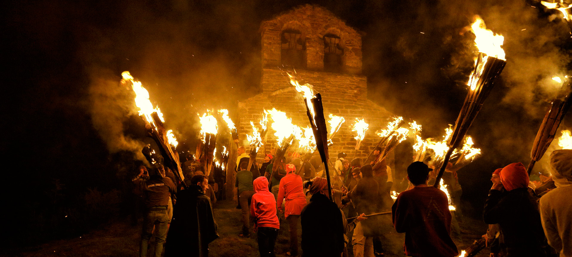 ピレネー山脈の夏至の火祭りバル・デ・ボイ(リェイダ) ピレネー山脈の夏至の火祭りバル・デ・ボイ(リェイダ)