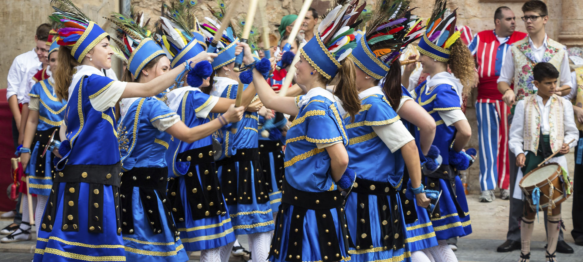 アルメヘシ(バレンシア州) 聖母サルー祭で行われる伝統的なダンス「Danza de Batonets」 アルメヘシ(バレンシア州) 聖母サルー祭で行われる伝統的なダンス「Danza de Batonets」