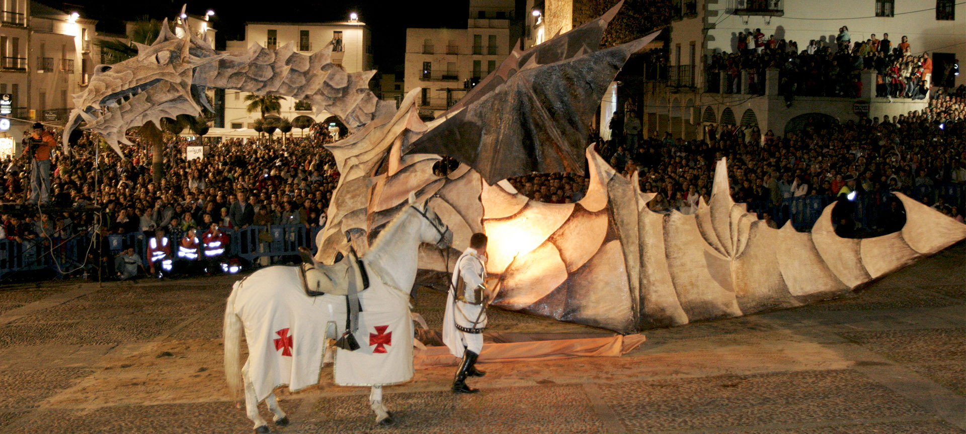 “Quema del dragón” en la plaza Mayor. Fiesta de San Jorge “Quema del dragón” en la plaza Mayor. Fiesta de San Jorge