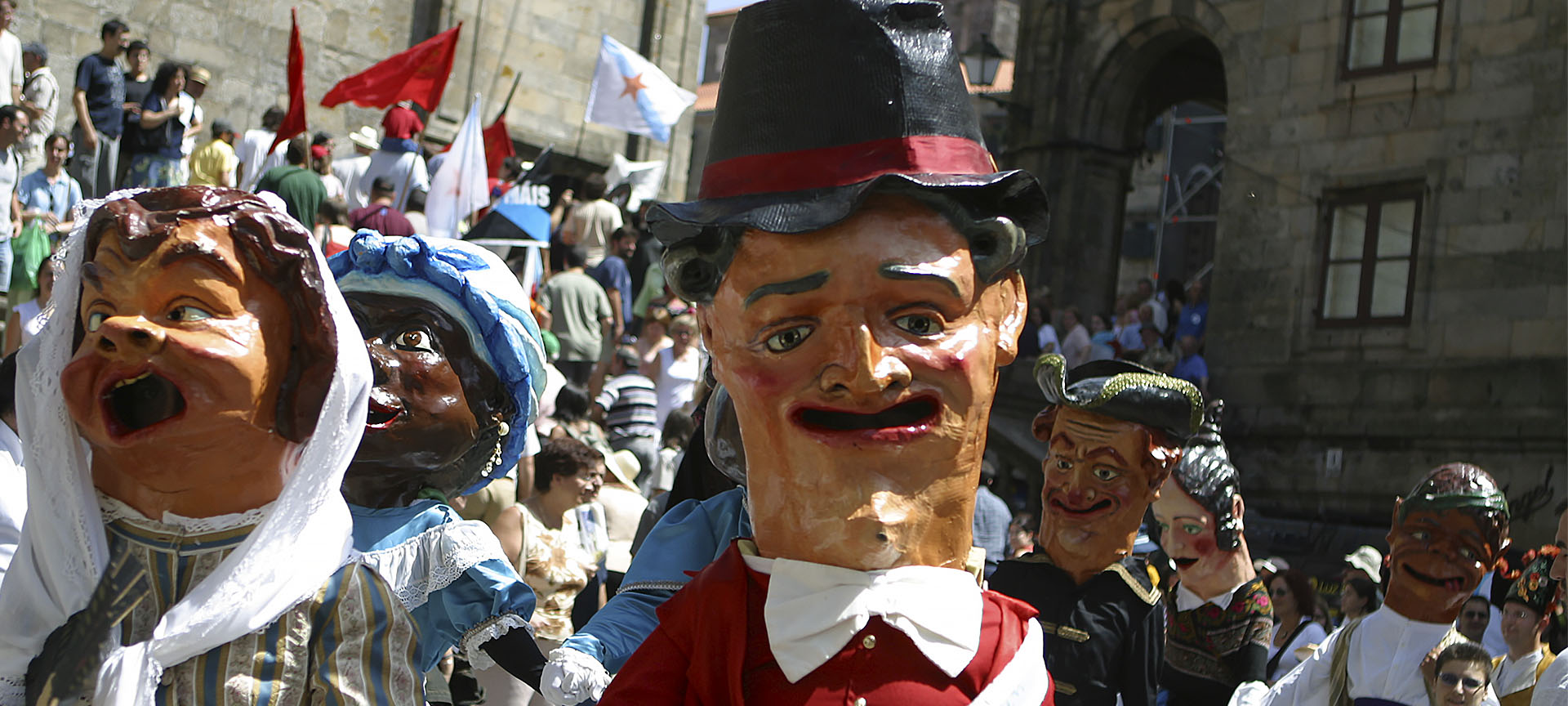 Desfile de cabezudos en las Fiestas de la Ascensión de Santiago de Compostela Desfile de cabezudos en las Fiestas de la Ascensión de Santiago de Compostela