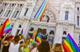 Comune di Madrid con bandiere dell'Orgoglio LGBTQI+