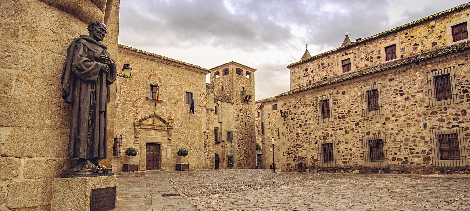 Plaza de Santa María de Cáceres (Extremadura) Plaza de Santa María de Cáceres (Extremadura)