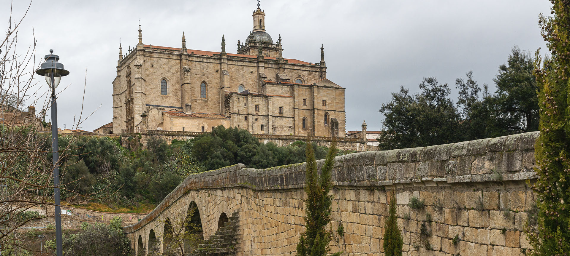 Stone bridge and Cathedral of Santa María de la Asunción in Coria (Cáceres, Extremadura) Stone bridge and Cathedral of Santa María de la Asunción in Coria (Cáceres, Extremadura)