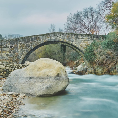 Eine der Steinbrücken von Jarandilla de la Vera in Cáceres (Extremadura)
