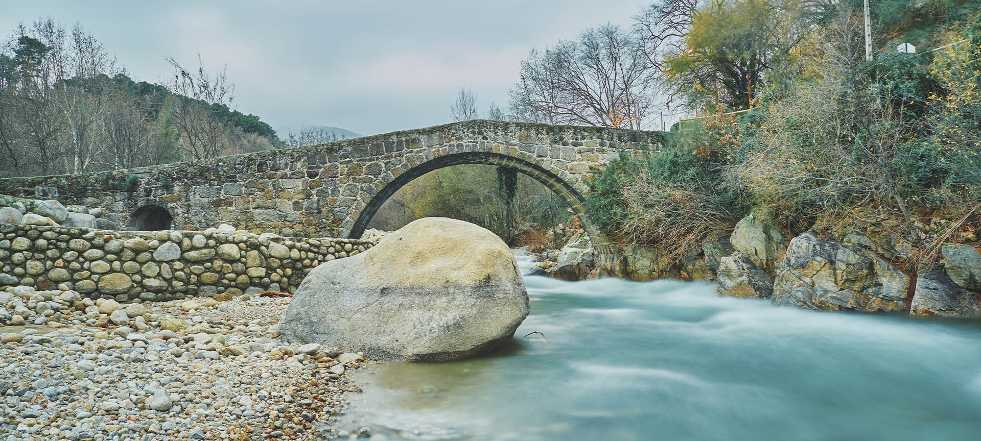 Uno dei ponti di pietra di Jarandilla de la Vera, a Cáceres (Estremadura) Uno dei ponti di pietra di Jarandilla de la Vera, a Cáceres (Estremadura)