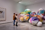 Turisti in visita al Museo d'Arte Contemporanea Helga de Alvear a Cáceres, Estremadura