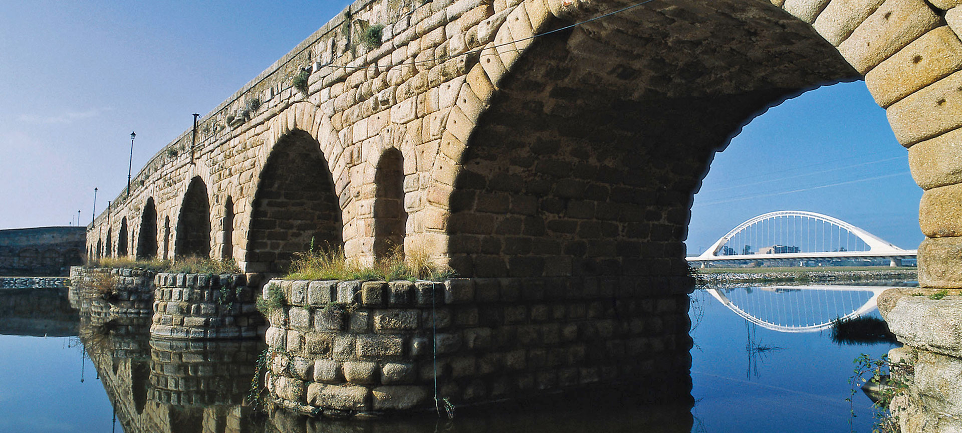 Puente Romano de Mérida y al fondo el puente Lusitania de Santiago Calatrava. Badajoz Puente Romano de Mérida y al fondo el puente Lusitania de Santiago Calatrava. Badajoz