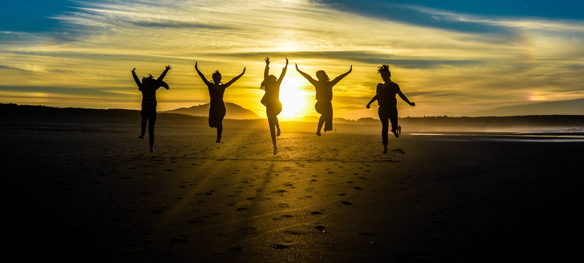 Amigos en una playa de Galicia al atardecer Amigos en una playa de Galicia al atardecer