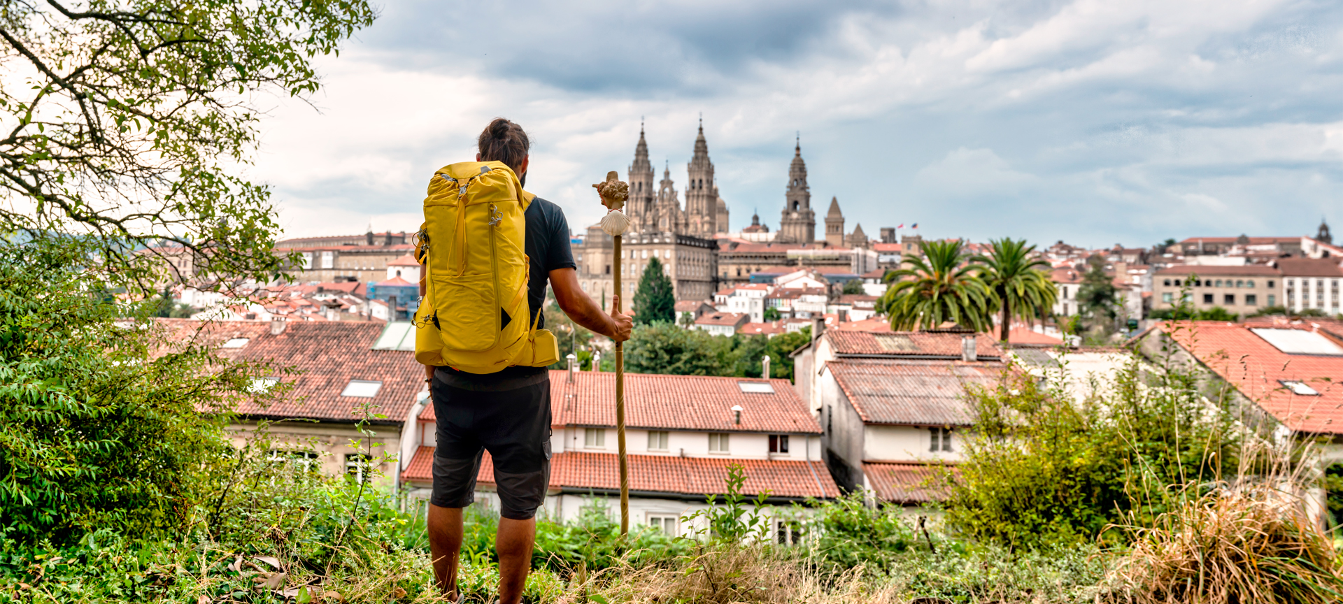 Peregrino contemplando la Catedral de Santiago de Compostela en A Coruña, Galicia Peregrino contemplando la Catedral de Santiago de Compostela en A Coruña, Galicia