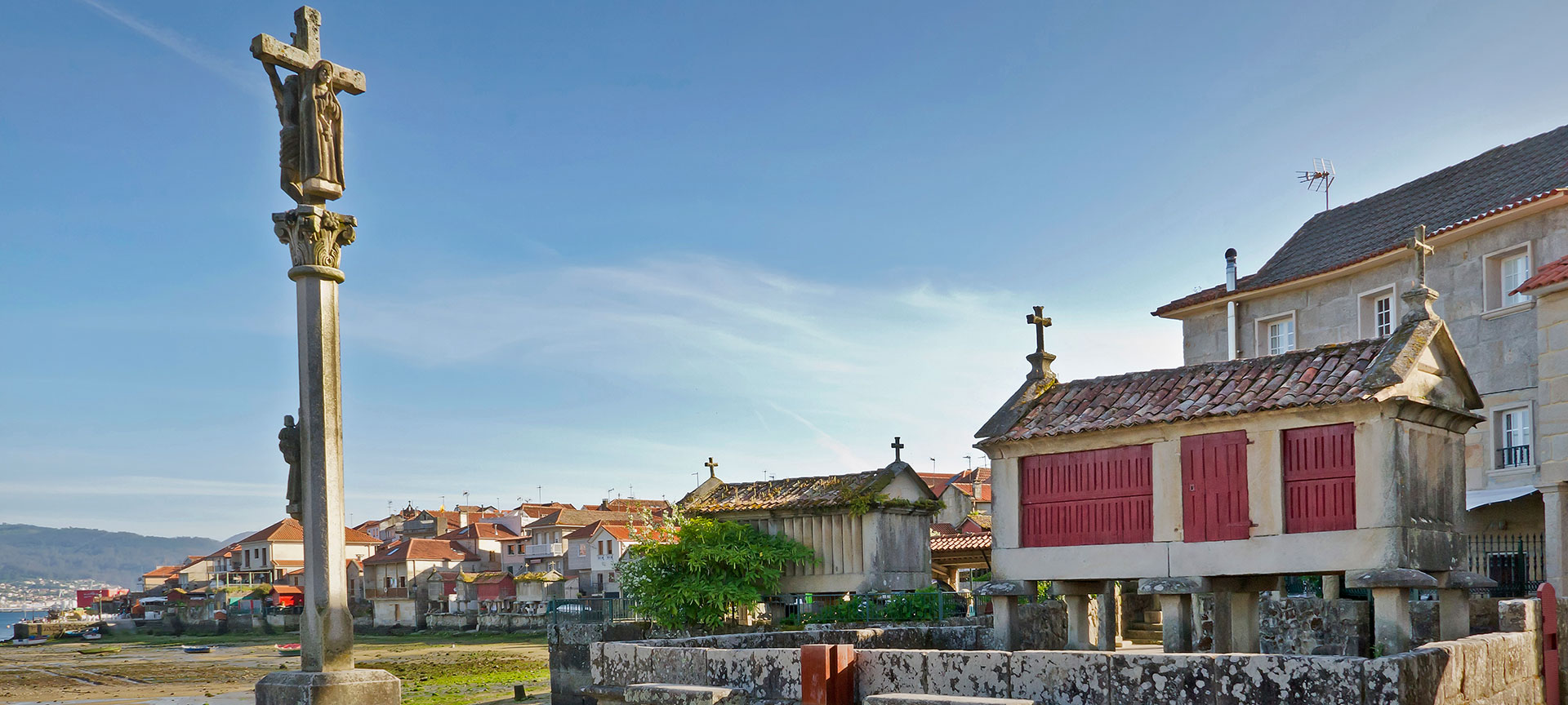 Hórreos y cruceiro en Combarro. Pontevedra Hórreos y cruceiro en Combarro. Pontevedra