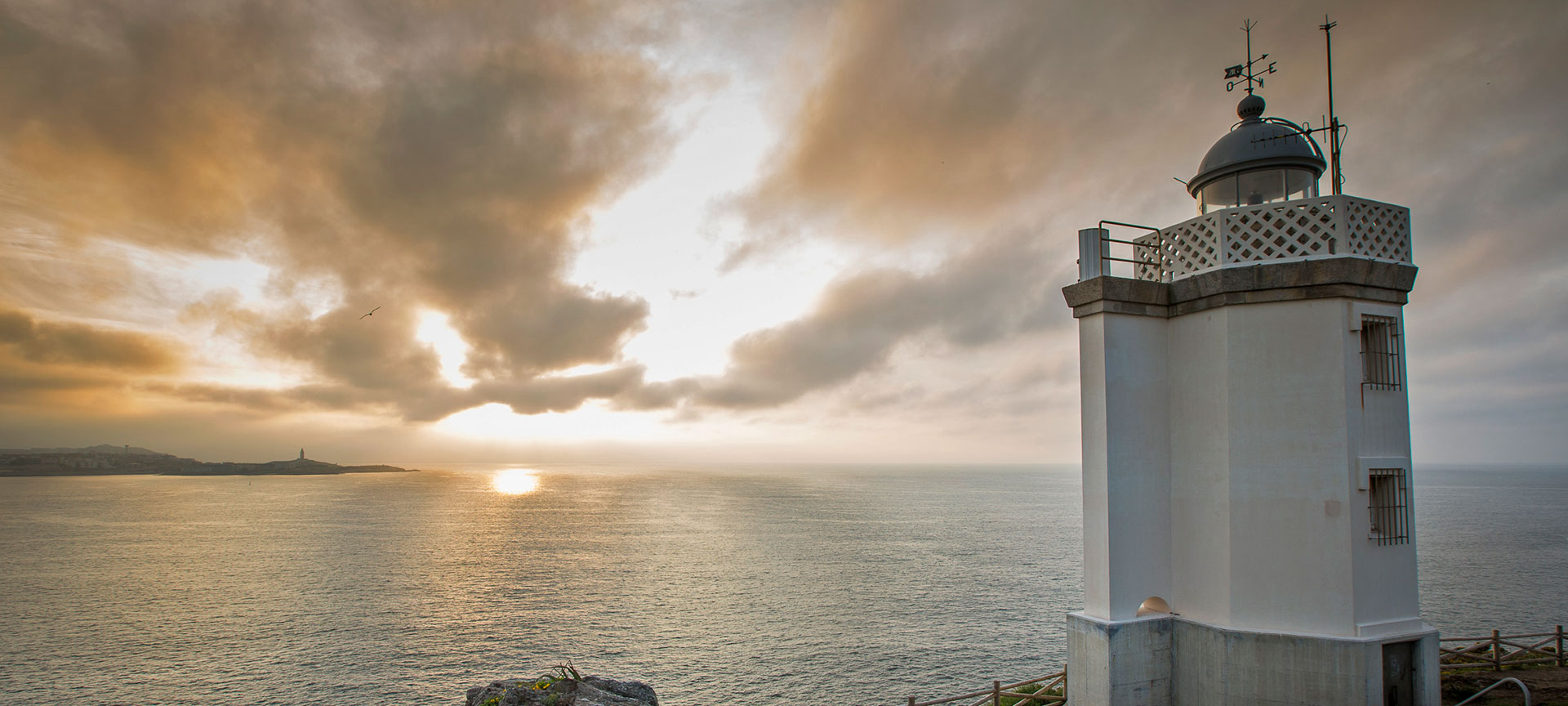 Vista del Cantábrico desde la Costa de Dexo con la Torre de Hércules en el horizonte. Coruña Vista del Cantábrico desde la Costa de Dexo con la Torre de Hércules en el horizonte. Coruña