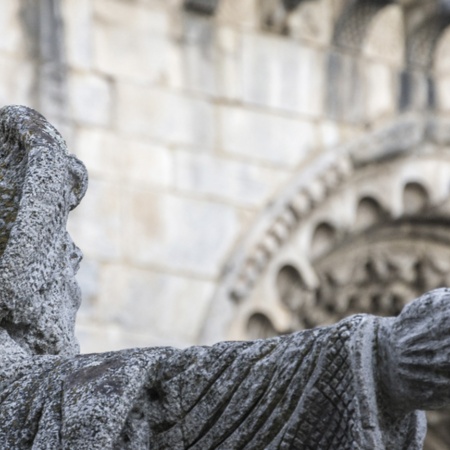 Dettaglio della statua del Pellegrino di Portomarín, a Lugo (Galizia)