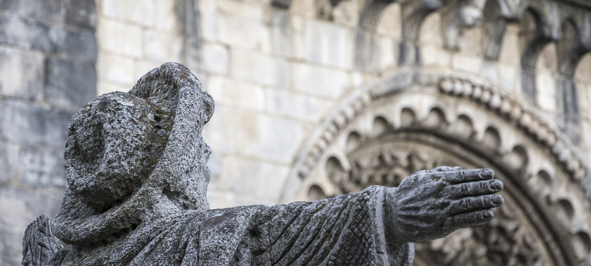 Detalle de la estatua del Peregrino de Portomarín, en Lugo (Galicia) Detalle de la estatua del Peregrino de Portomarín, en Lugo (Galicia)