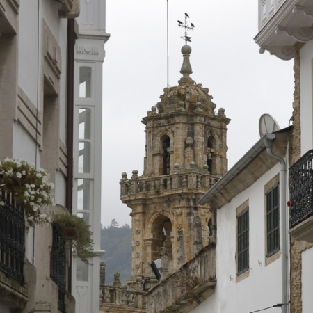 Vista de la catedral entre las calles de Mondoñedo (Lugo, Galicia)