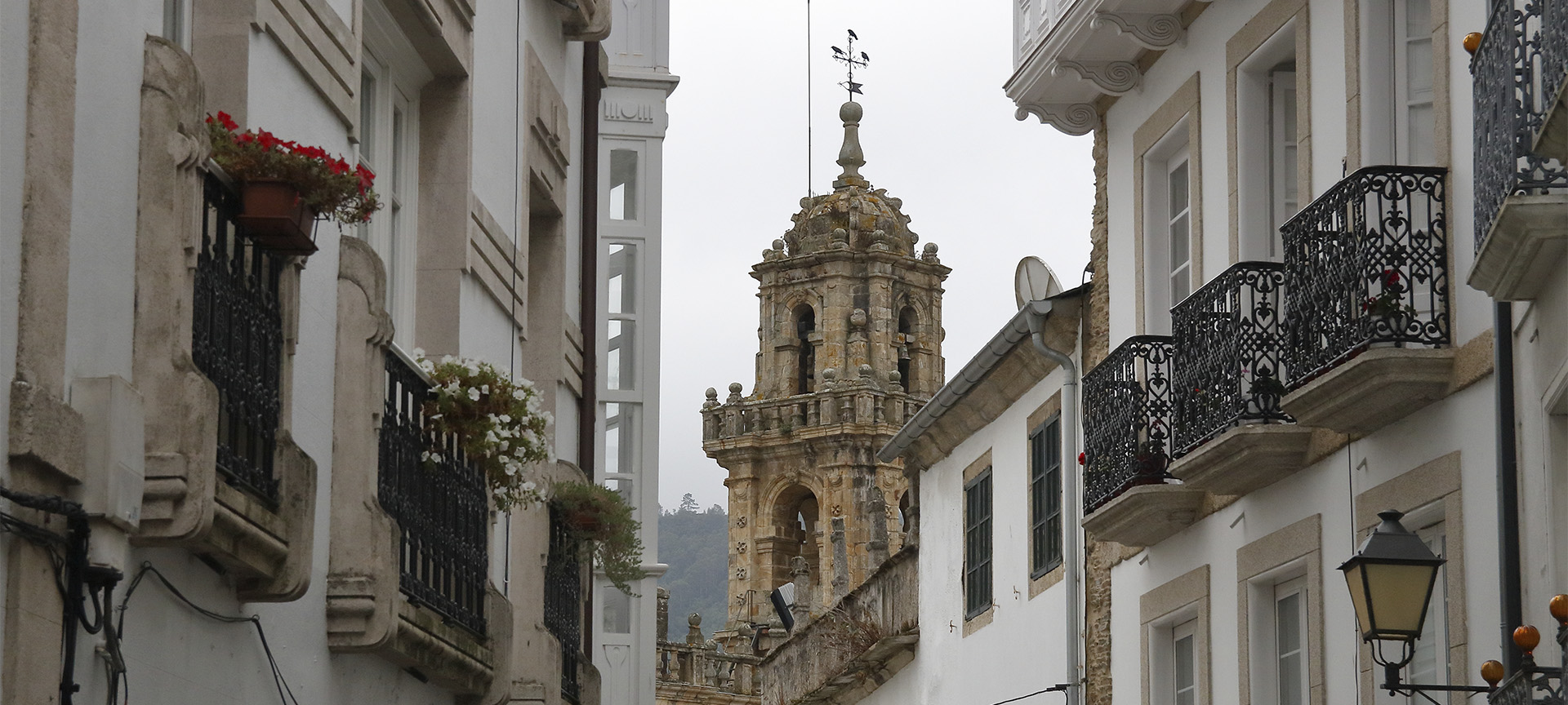 Vista de la catedral entre las calles de Mondoñedo (Lugo, Galicia) Vista de la catedral entre las calles de Mondoñedo (Lugo, Galicia)