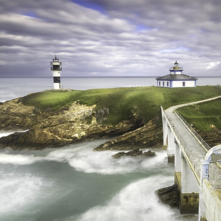 Veduta del faro di Isla Pancha, a Ribadeo (Lugo, Galizia)