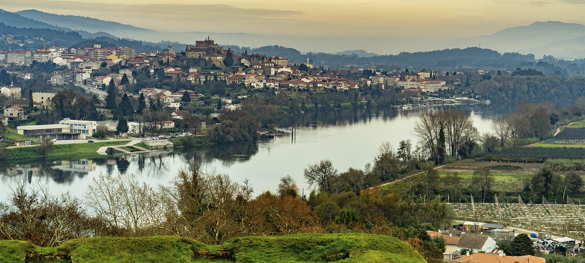 Panorámica de Tui (Pontevedra, Galicia) Panorámica de Tui (Pontevedra, Galicia)