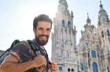 Pellegrino davanti alla cattedrale di Santiago de Compostela