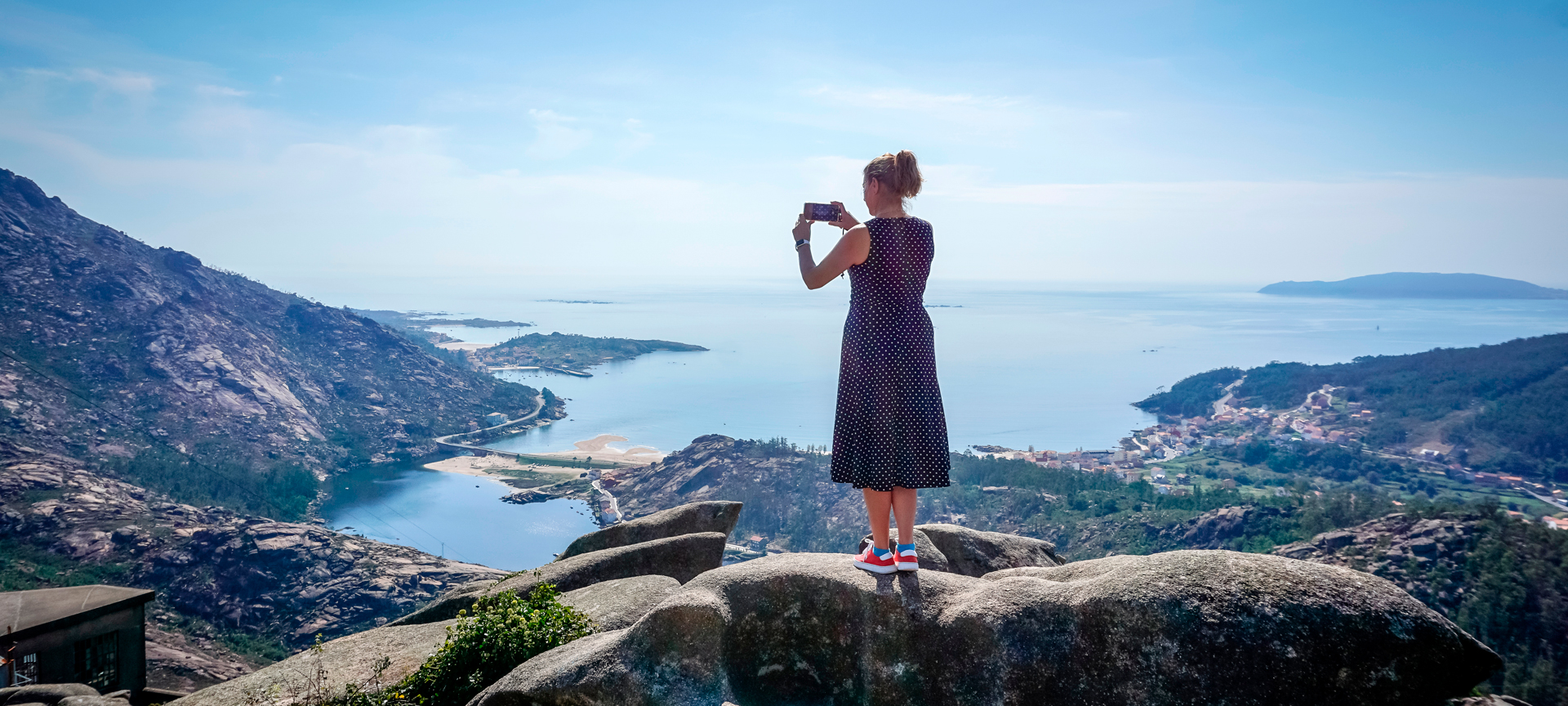 Turista en el mirador de Ézaro de Dumbría en A Coruña, Galicia Turista en el mirador de Ézaro de Dumbría en A Coruña, Galicia