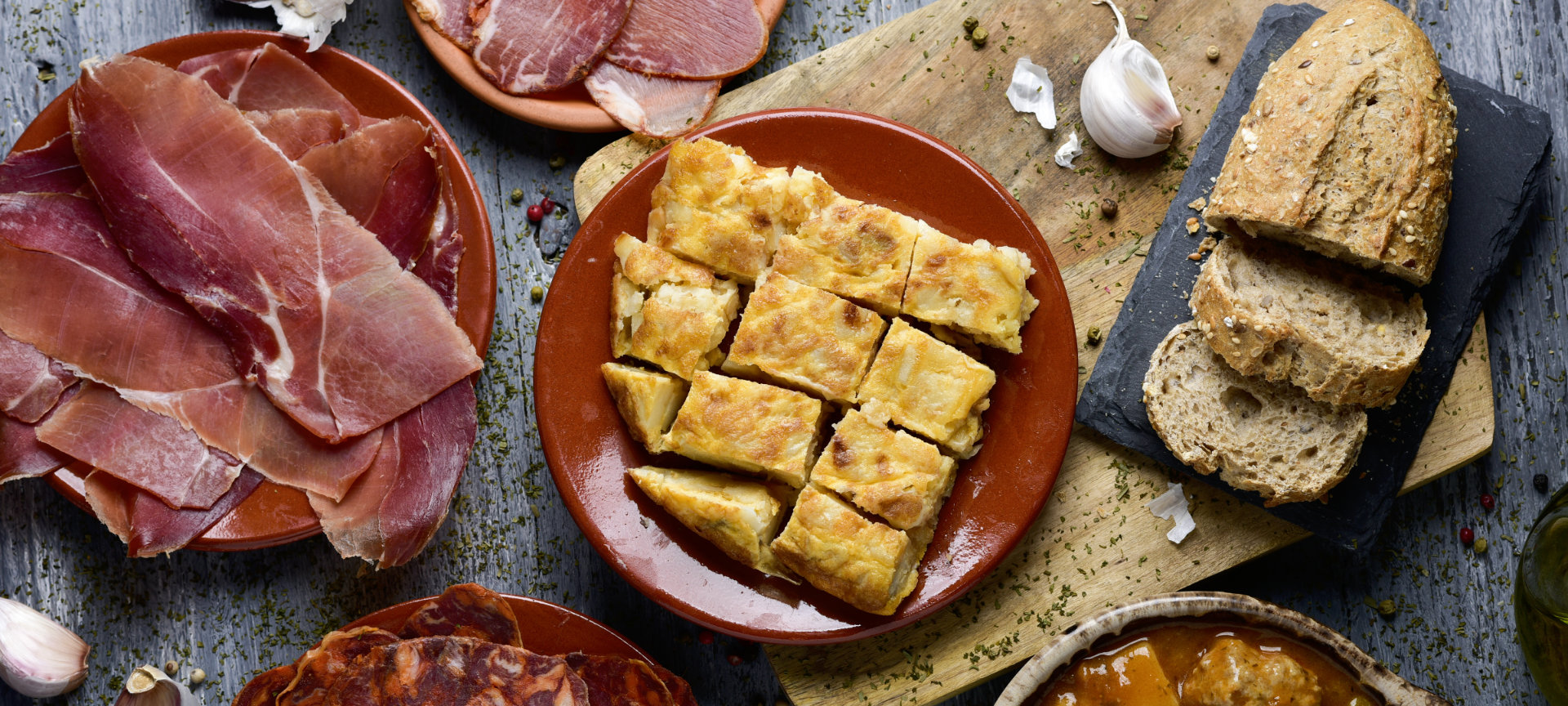 Jamón ibérico y tortilla de patatas, platos típicos de comida española. Jamón ibérico y tortilla de patatas, platos típicos de comida española.