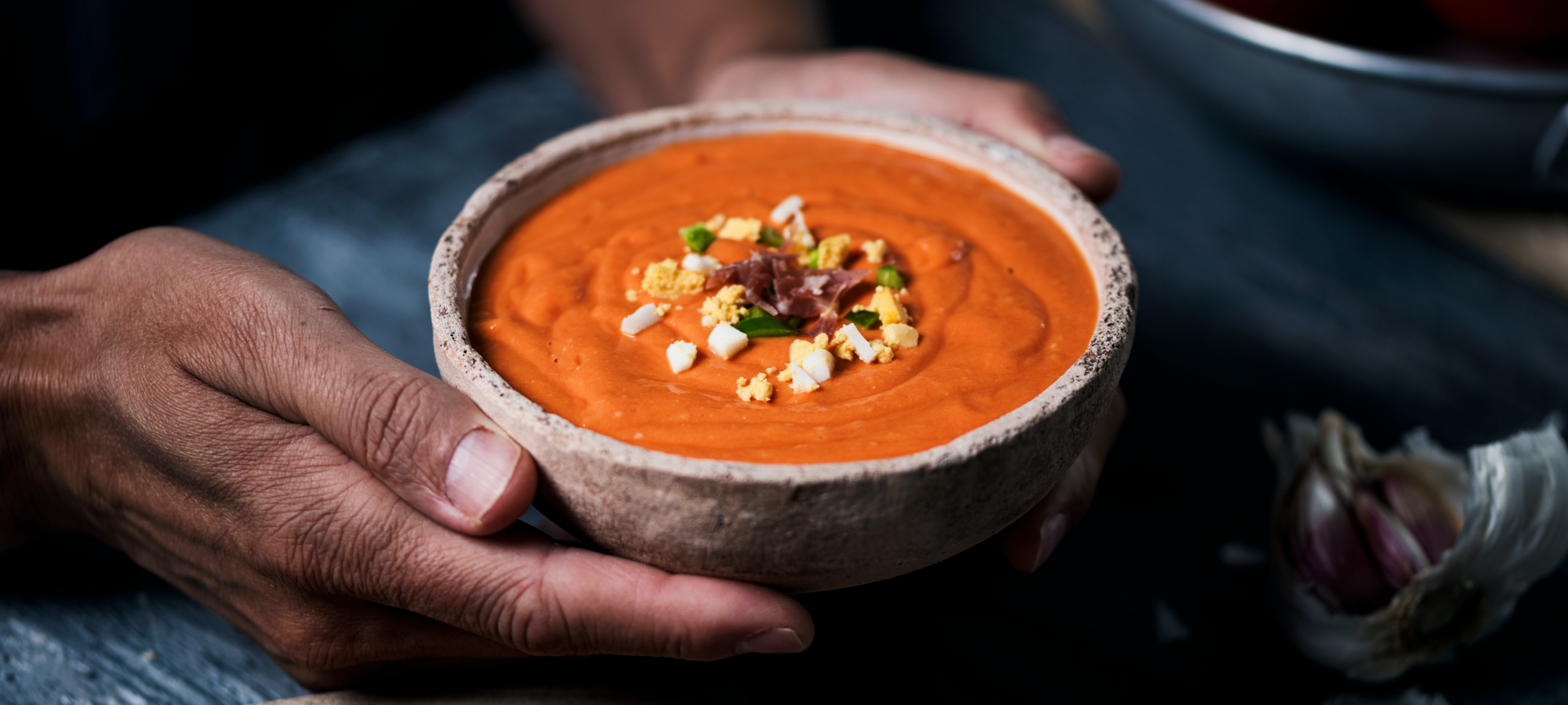 Dettaglio di recipiente con salmorejo Dettaglio di recipiente con salmorejo