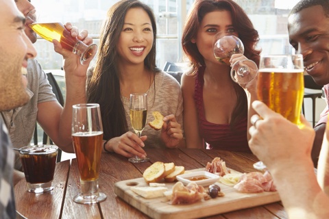 Amici che condividono delle tapas in un locale all'aperto