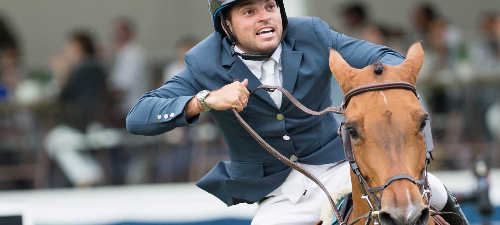 Caballo y su jockey en una carrera en el hipódromo de Madrid Caballo y su jockey en una carrera en el hipódromo de Madrid