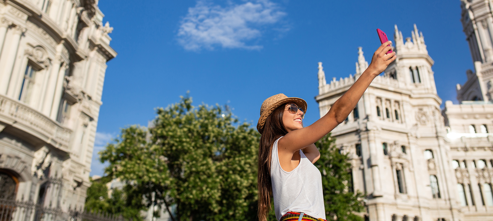 Turista haciéndose un selfie en la plaza Cibeles de Madrid Turista haciéndose un selfie en la plaza Cibeles de Madrid
