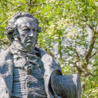 Monumento a Goya en el Jardín del Museo del Prado en Madrid