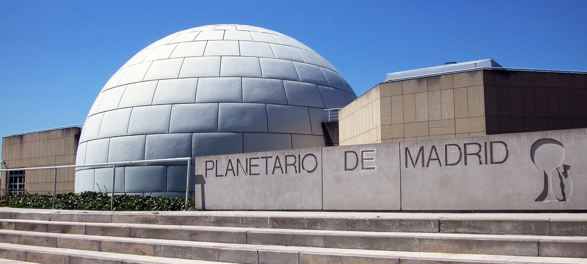 Planetarium w Madrycie z zewnątrz Planetarium w Madrycie z zewnątrz