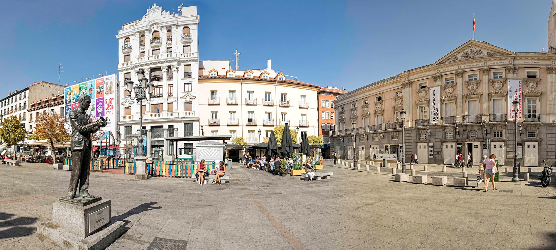Estatua de Lorca y Teatro Español en la Plaza de Santa Ana. Barrio de las Letras. Madrid Estatua de Lorca y Teatro Español en la Plaza de Santa Ana. Barrio de las Letras. Madrid