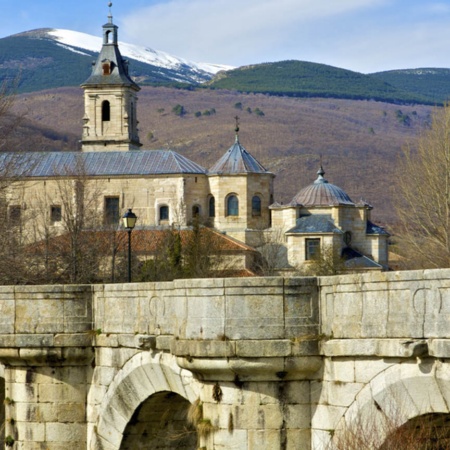 Il ponte del Perdón di fronte al Monastero di Santa María di El Paular, a Rascafría (Madrid)