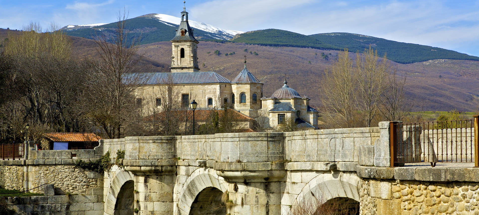 El puente del Perdón frente al Monasterio de Santa María de El Paular, en Rascafría (Madrid) El puente del Perdón frente al Monasterio de Santa María de El Paular, en Rascafría (Madrid)