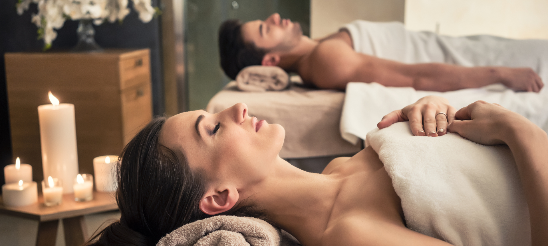 Pareja relajándose durante un tratamiento en spa Pareja relajándose durante un tratamiento en spa