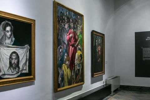 「宝物。サンタ・クルス美術館」展の様子