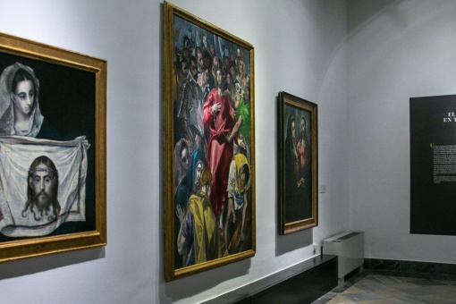 「宝物。サンタ・クルス美術館」展の様子