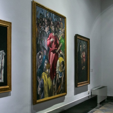 「宝物。サンタ・クルス美術館」展の様子